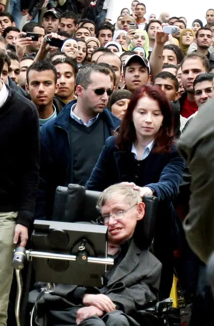 Jeszcze kilka lat temu Stephen Hawking odwiedzał zarówno Izrael, jak Palestynę. Na zdjęciu: podczas spotkania z palestyńskimi studentami na Uniwersytecie w Ramallah na Zachodnim Brzegu Jordanu, grudzień 2006 r. / Fot. Abbas Momani / AFP / EAST NEWS