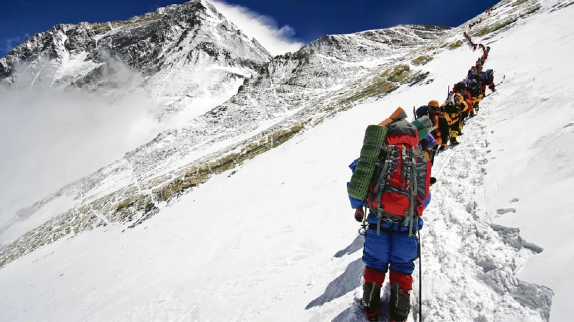Kolejka na Mount Everest (widoczny po lewej). W majowym szczycie sezonu ustawia się w niej nawet ponad 100 osób dziennie.  / Fot. Christian Kober / JAI / CORBIS
