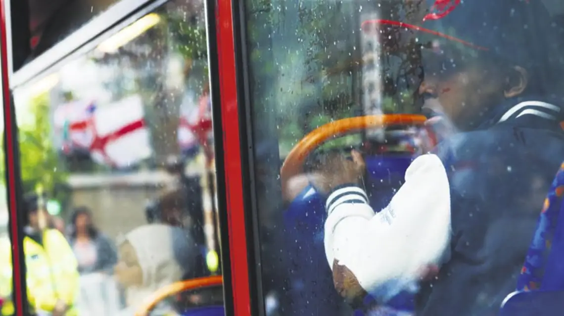 W londyńskim autobusie, maj 2013 r.; z lewej flagi Brytyjskiej Ligi Obrony, która po zamordowaniu żołnierza przez islamskich ekstremistów organizowała demonstracje w całym kraju. / Fot. Olivia Harris / REUTERS / FORUM