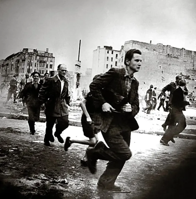 Berlin, 17 czerwca 1953 roku: demonstranci uciekają przed sowieckimi czołgami. / Fot. AKG / EAST NEWS