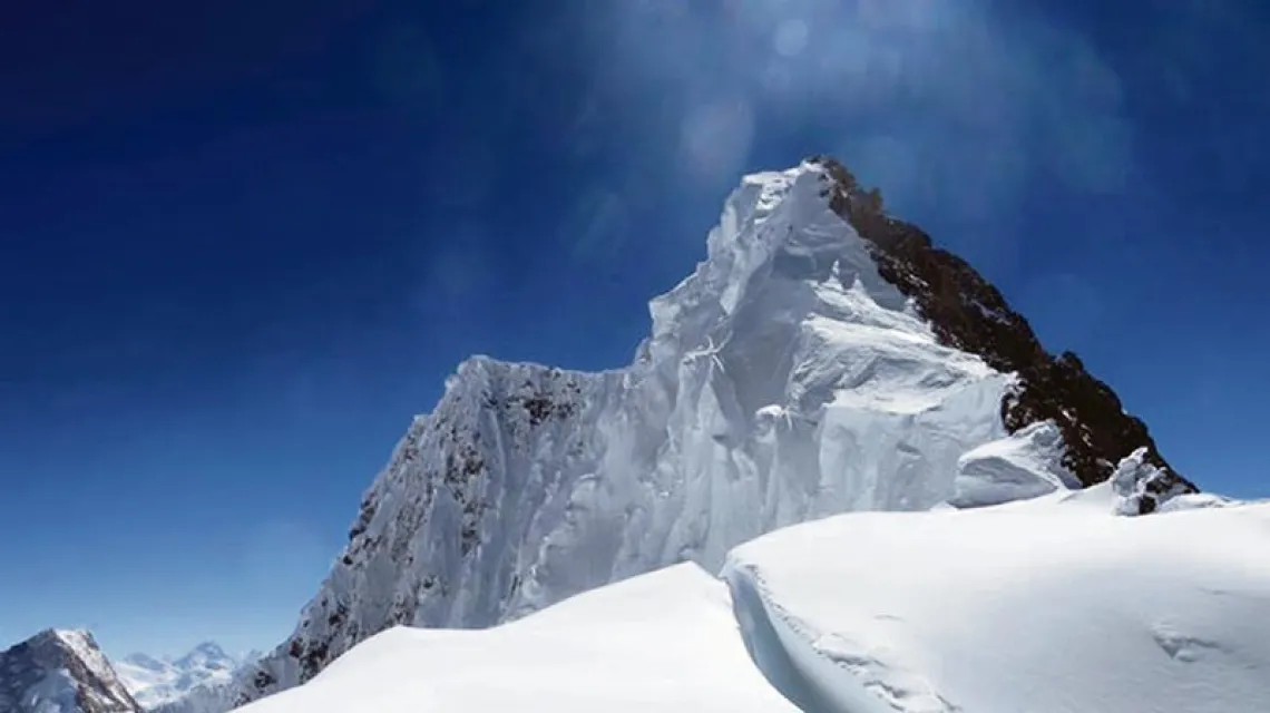 Grań szczytowa widziana z przełęczy: Broad Peak po lewej, na pierwszym planie przedwierzchołek Rocky Summit. Zdjęcie wykonane 5 marca 2013 r. w trakcie ataku szczytowego. / Fot. Adam Bielecki / POLSKI HIMALAIZM ZIMOWY