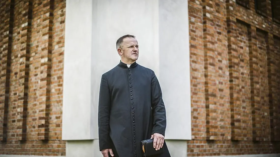 Ks. Wojciech Lemański przed kościołem w Jasienicy / Fot. Filip Klimaszewski dla „TP”