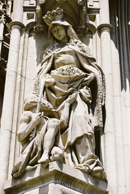 Rzeźba św. Elżbiety, córki węgierskiego króla Andrzeja II, patronki katedry i Koszyc, na południowym portalu swiątyni. / Fot. Stefan Adamik