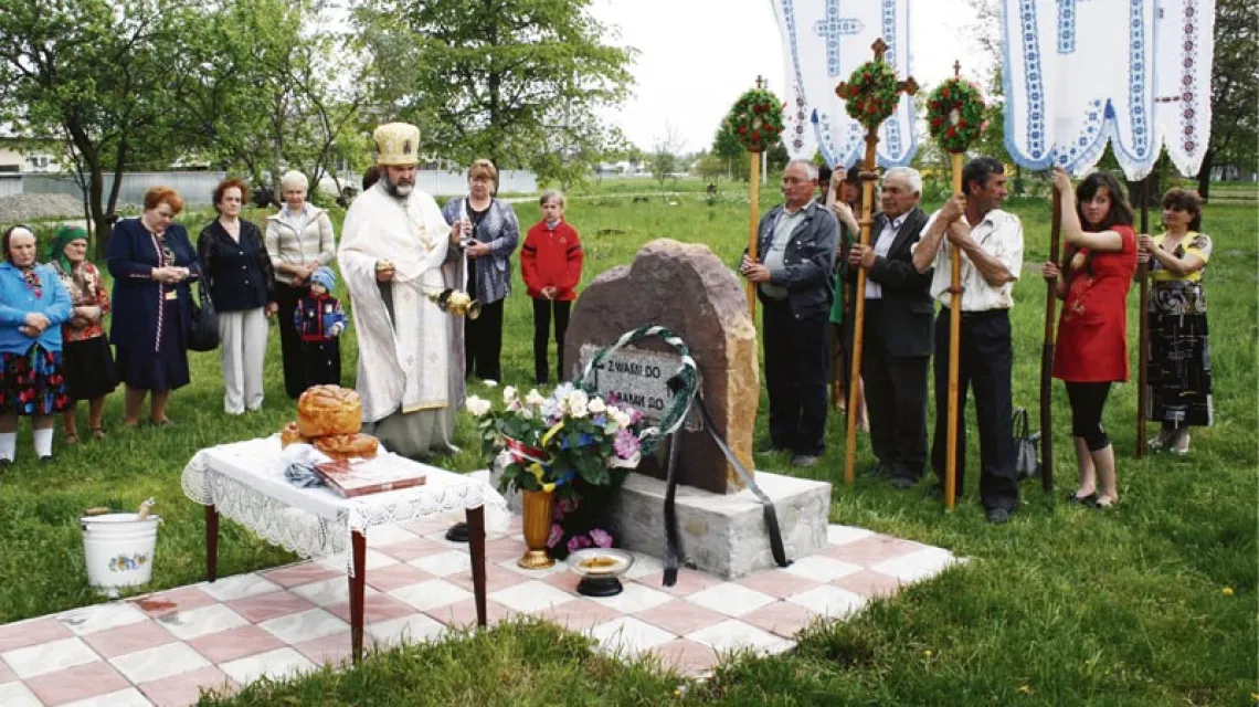 Poświęcenie pomnika polskich ofiar masakry z 1944 r. przez kapłana Michajłę z ukraińskiej Cerkwi, maj 2011 r. Wiosną tego roku obok powstała kapliczka, zbudowana przez Ukraińców. / Fot. Beata Dżon