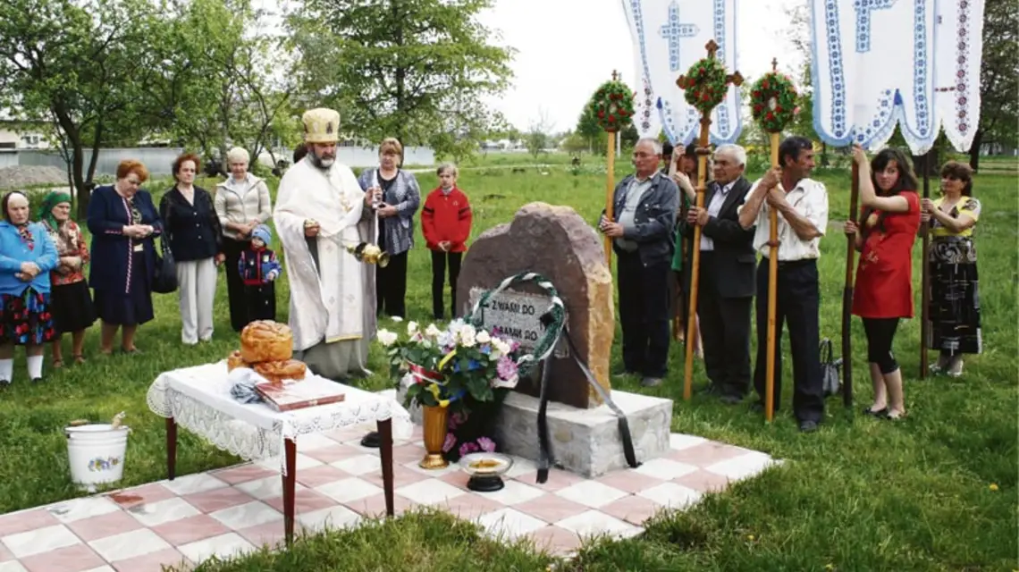 Poświęcenie pomnika polskich ofiar masakry z 1944 r. przez kapłana Michajłę z ukraińskiej Cerkwi, maj 2011 r. Wiosną tego roku obok powstała kapliczka, zbudowana przez Ukraińców. / Fot. Beata Dżon