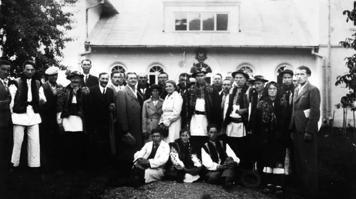 Polacy i Ukraińcy – jeszcze razem – przed szkołą we wsi Rybno koło Kut; zdjęcie wykonane około 1938 r. / Fot. Archiwum Edwarda Łysiaka