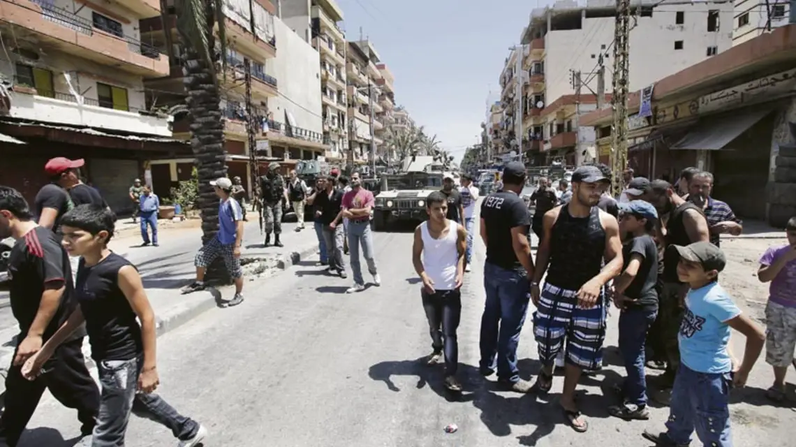 Na ulicy w Bab Al Tabbaneh – dzielnicy libańskiego miasta Trypolis zamieszkanej przez sunnitów, 7 czerwca 2013 r. / Fot. Joseph Eid / AFP / EAST NEWS