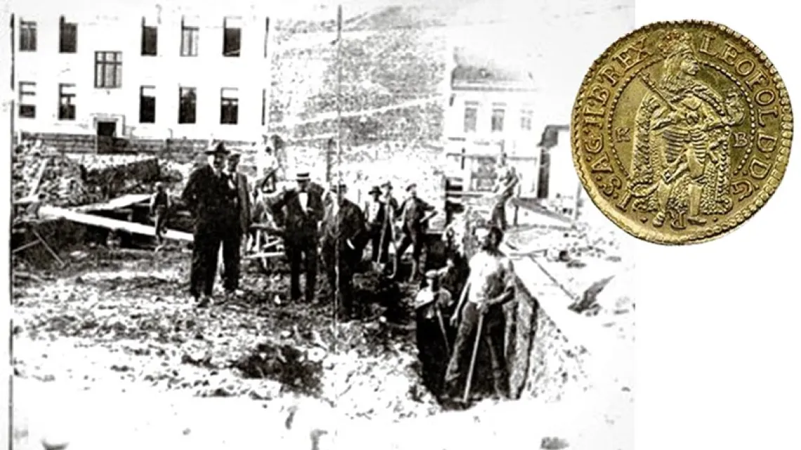 Odkrycie skarbu, Koszyce, 24 sierpnia 1935 r. Obok – jedna z odnalezionych monet / Fot. Muzeum Wschodnioslowackie w Koszycach