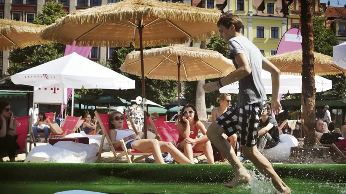 Plaża na Placu Solnym, powstała podczas festiwalu T-Mobile Nowe Horyzonty; Wrocław, lipiec 2012 r. / Fot. Bartłomiej Kudowicz / FORUM