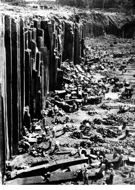 Na zdjęciu: robotnicy przy obróbce słupów bazaltowych. Państwowe Kamieniołomy w Janowej Dolinie, Wołyń ok. 1939 r. / Fot. NAC