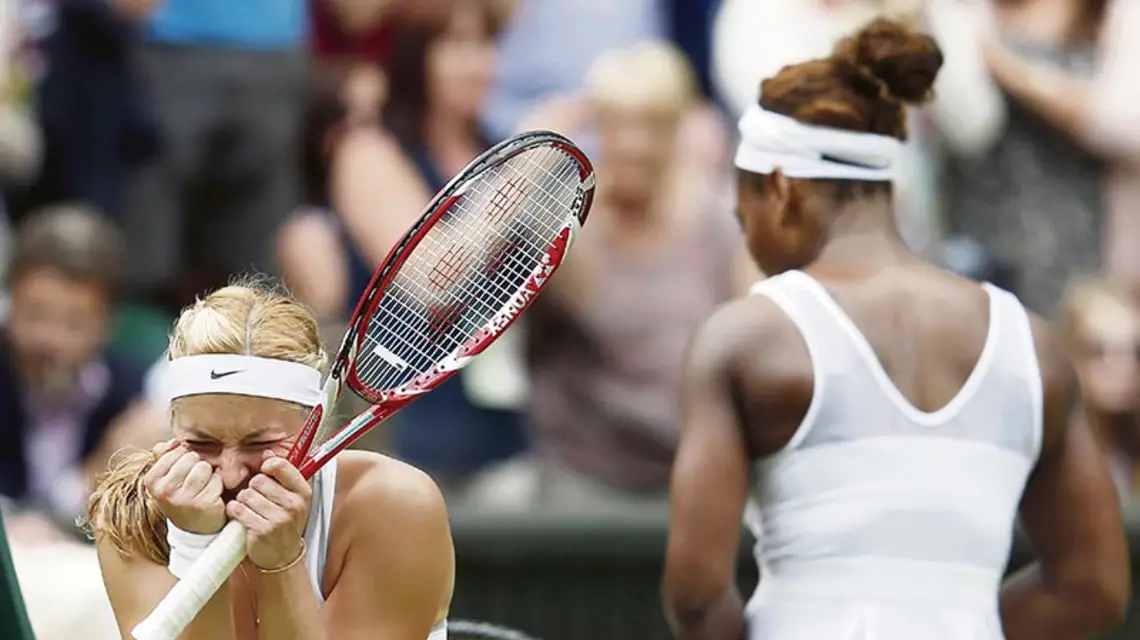 Sabine Lisicki (po lewej) wygrywa z Sereną Williams. Wimbledon, 1 lipca 2013 r. / Fot. Eddie Keogh / REUTERS / FORUM