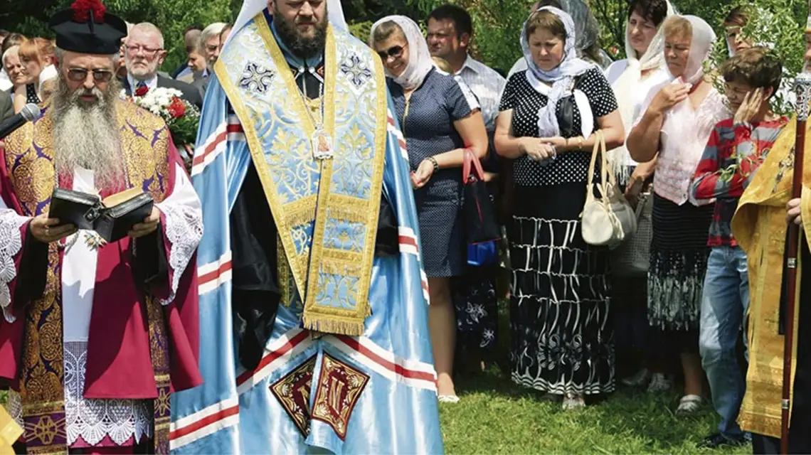Modlitwa ekumeniczna przy pomniku ofiar: o. Lech Koszlaga z Kościoła rzymskokatolickiego i metropolita Michaił Zinczuk z Ukraińskiej Cerkwi Prawosławnej Patriarchatu Kijowskiego / Fot. Piotr Kosiewski