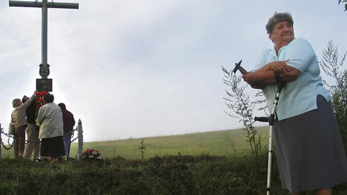 Rok 2006: członkowie zamojskiego stowarzyszenia – dawni mieszkańcy Wołynia – stawiają krzyż na miejscu Kolonii Fundum, polskiej wsi wymordowanej przez UPA. Z prawej pochodząca z tej miejscowości Kamila Ostasz (dziś już nieżyjąca). / Fot. Leszek Wójtowicz