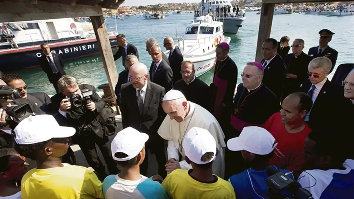Franciszek rozmawia z imigrantami. Lampedusa, 8 lipca 2013 r. / Fot. Alessandra Tarantino / AP / EAST NEWS 