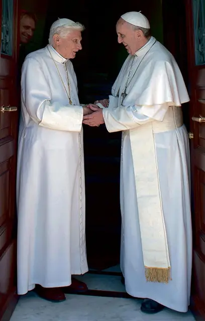 Franciszek z wizytą u papieża emeryta Benedykta. Klasztor Mater Ecclesiae – Matki Kościoła. Watykan, 2 maja 2013 r. / Fot. L’OSSERVATORE ROMANO / AFP / EAST NEWS