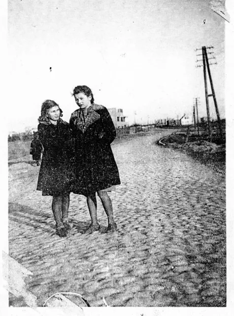 Krystyna Maleszewska (z lewej) i Zofia Świeszcz; Warszawa, jesień 1943 r. / Fot. Archiwum prywatne Zofii Świeszcz-Łazor „Zojdy”