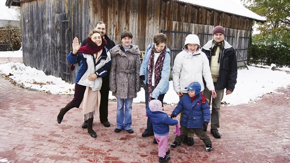 Członkowie wspólnoty: Lucyna i Zbigniew Słup, s. Edyta Klejn, s. Anna Parcheta oraz Dorota i Maurycy Gontarczykowie z dziećmi. / Fot. Archiwum o. Krzysztofa Charańczuka