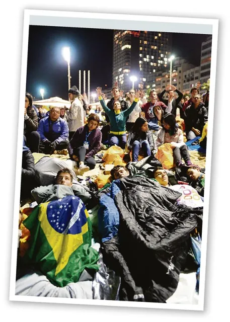 Nie taka zima zła. Mimo niskich  – jak na Brazylię – temperatur (12 stopni) Copacabana tętniła życiem także pod nieobecność papieża. 27 lipca 2013 r. / Fot. Tasso Marcelo / AFP / EAST NEWS