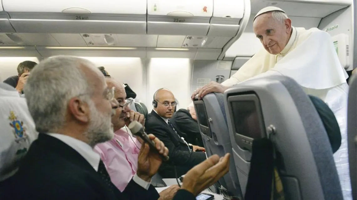 Papież Franciszek podczas konferencji prasowej w czasie lotu z Brazylii do Włoch, 29 lipca br. / Fot. Luca Zennaro / AP / EAST NEWS