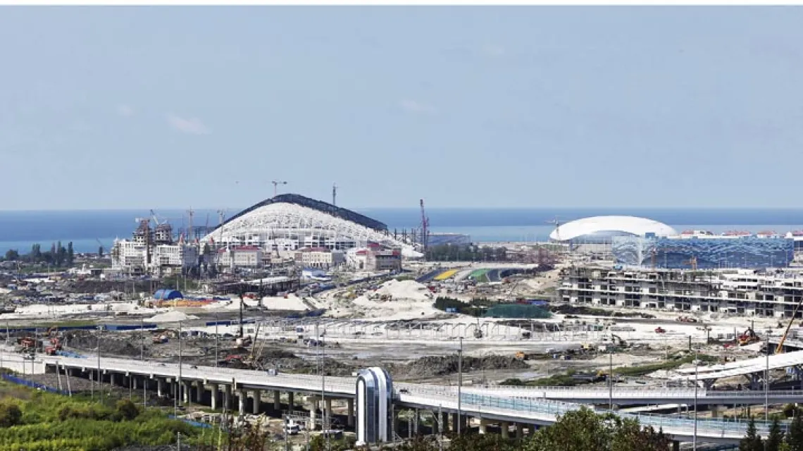 Budowa głównego stadionu olimpijskiego. Soczi, sierpień 2013 r. / Fot. Fot. Atsushi Taketazu / EAST NEWS