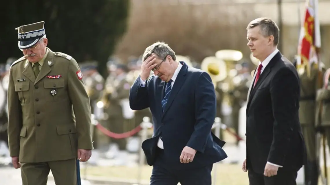 Prezydent Bronisław Komorowski z szefem sztabu generalnego gen. Mieczysławem Cieniuchem i ministrem obrony Tomaszem Siemoniakiem. Odprawa kierownictwa MON i Sił Zbrojnych, Warszawa, 27 marca 2012 r. / Fot. Adam Chełstowski / FORUM