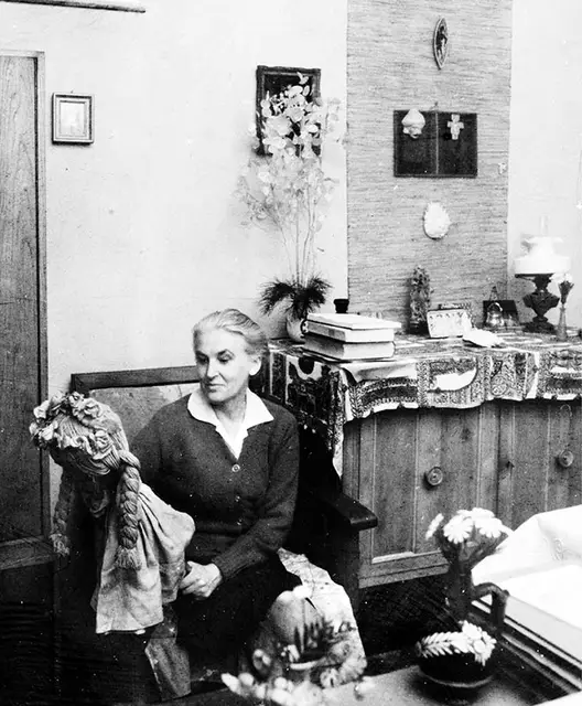 Anna Świrszczyńska w swoim krakowskim mieszkaniu, 1965 r. / Fot. Andrzej Szypowski / EAST NEWS