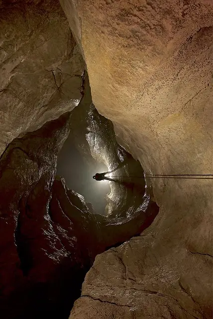 Zjazd w Studni Absolutu w Jaskini Hardej / Fot. Jan Kućmierz