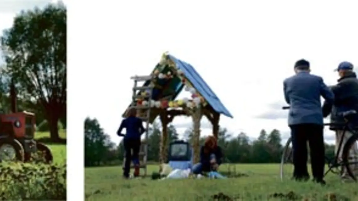 Akcje artystyczne Daniela Rycharskiego we wsi Kurówko: „Galeria Kapliczka” - w jej szklanej gablocie prezentowane są dzieła zaangażowanych w projekt artystów. "Multimedialne strachy na dziki i ptaki" - instalacja w kształcie domu, mieściła telewizor. / 