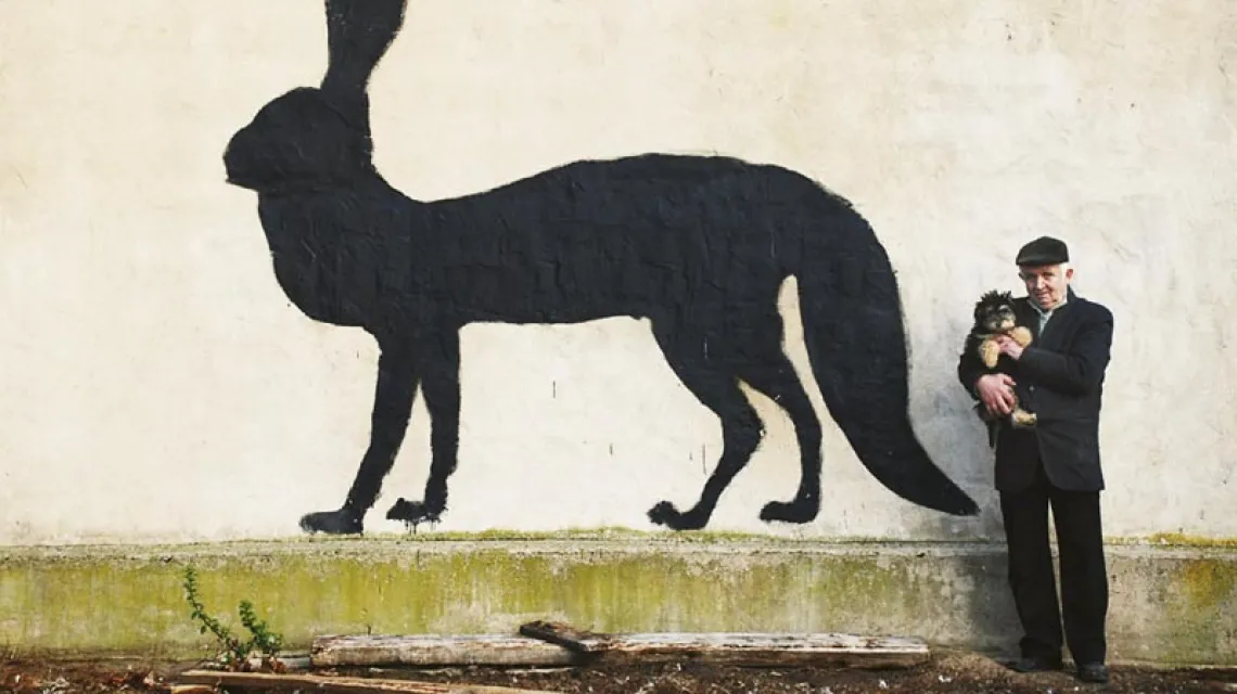 Daniel Rycharski, „Wiejski street art”: od niego się zaczęło. Zainspirowany opowieściami mieszkańców wsi o tajemniczych stworach, Rycharski namalował je jako murale na domu dziadków. Sąsiedzi zaczęli go zapraszać, by namalował je też u nich. / 