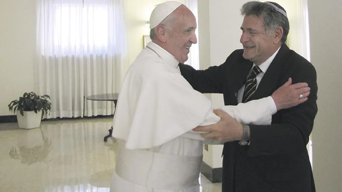 Papież Franciszek wita w Watykanie swego przyjaciela, rabina Abrahama Skórkę; czerwiec 2013 r. / Fot. Archiwum Rabina Abrahama Skórki