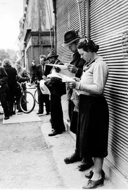 Austriacy czytają obwieszczenie o ustaleniu stref okupacyjnych; 1948 rok. / Fot. Forum