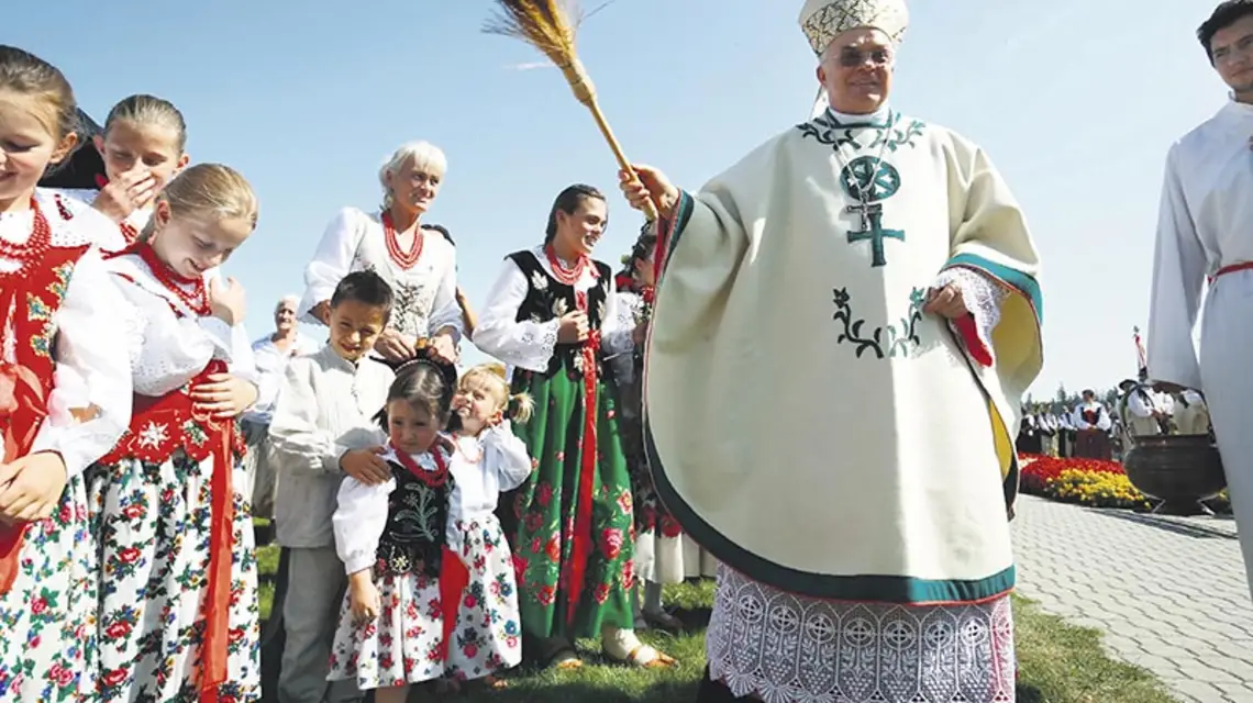 Abp Józef Wesołowski, nuncjusz apostolski Dominikany, przewodniczy uroczystościom podczas święta Matki Bożej Siewnej. Ludźmierz, wrzesień 2008 r. / Fot. Piotr Tumidajski / EAST NEWS
