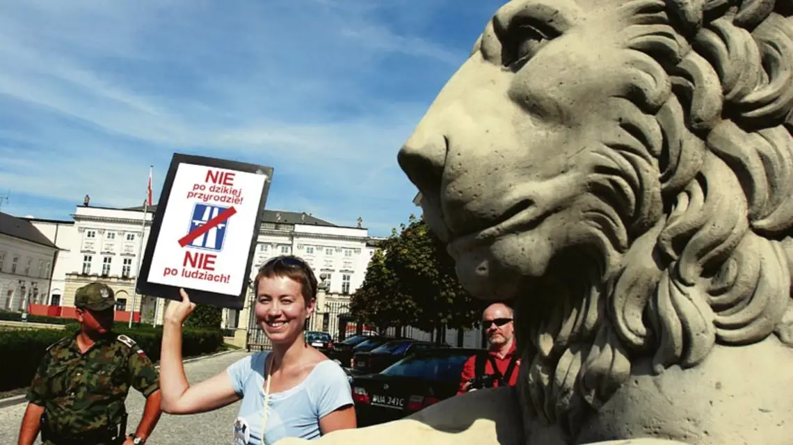 Think tanki to nie tylko polityka, ale też ekologia, problemy społeczne, gospodarka. Pikieta w sprawie ochrony Doliny Rospudy przed Pałacem Prezydenckim; Warszawa 2006 r. / Fot. Jacek Wajszczak / REPORTER
