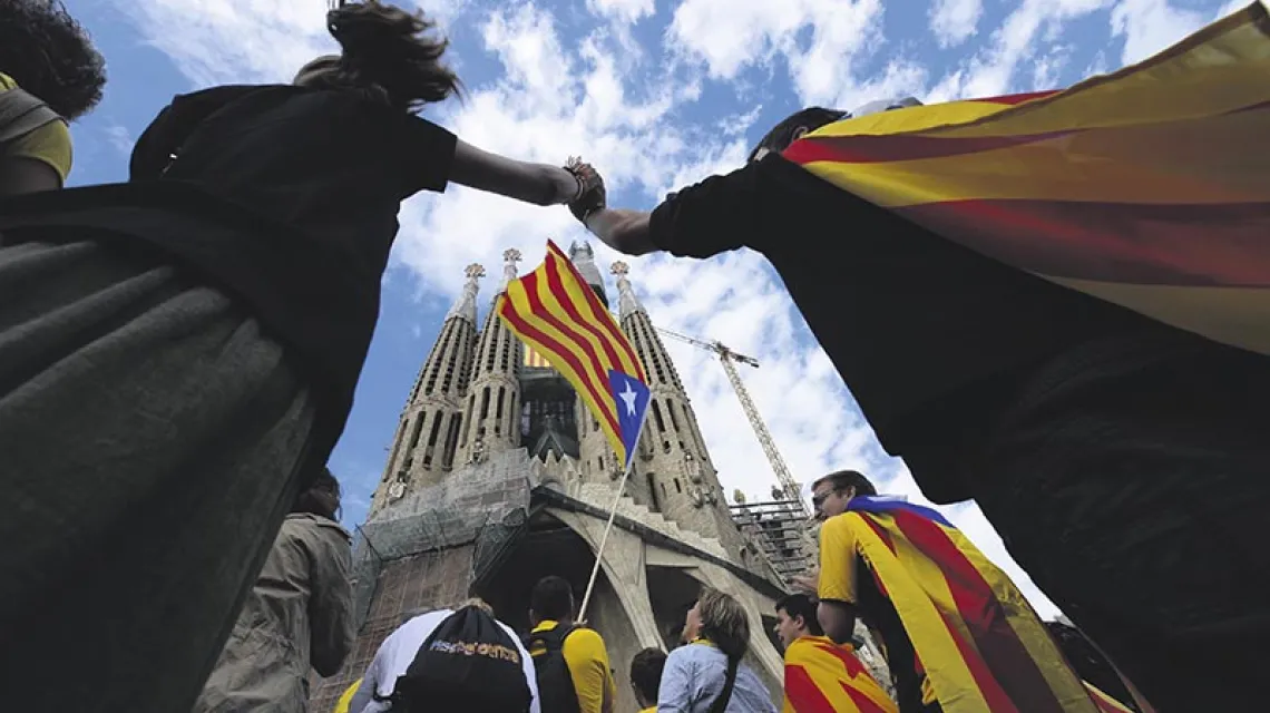 Kryzys wzmacnia separatyzm w Katalonii, która chce uniezależnić się od Hiszpanii. Na zdjęciu: fragment 400-kilometrowego łańcucha ludzkiego; Barcelona, 11 września 2013 r. / Fot. Lluis Gene / AFP / EAST NEWS