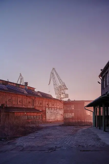 Ul. Rurarzy, zabudowa po dawnej stoczni Schichaua z okresu międzywojennego. / Fot. Michał Szlaga