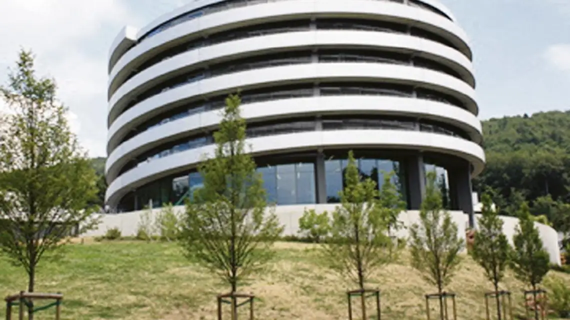 Budynek ATC (Advanced Training Center) został zbudowany na planie struktury podwójnej helisy DNA. Poprzeczne mostki odpowiadają mostkom wodorowym między helisami. Europejskie Laboratorium Biologii Molekularnej w Heidelbergu, Niemcy. / Fot. Anna Bartosik