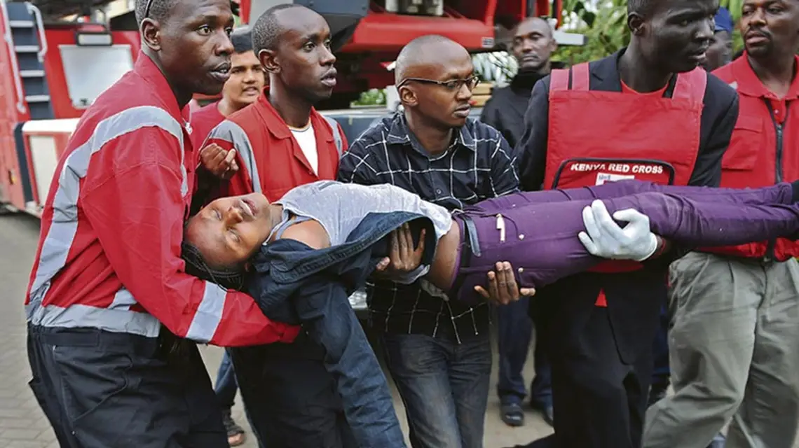 Kobieta ranna w ataku na supermarket w Nairobi; 21 września 2013 r. / Fot. Tony Karumba / AFP PHOTO / EAST NEWS