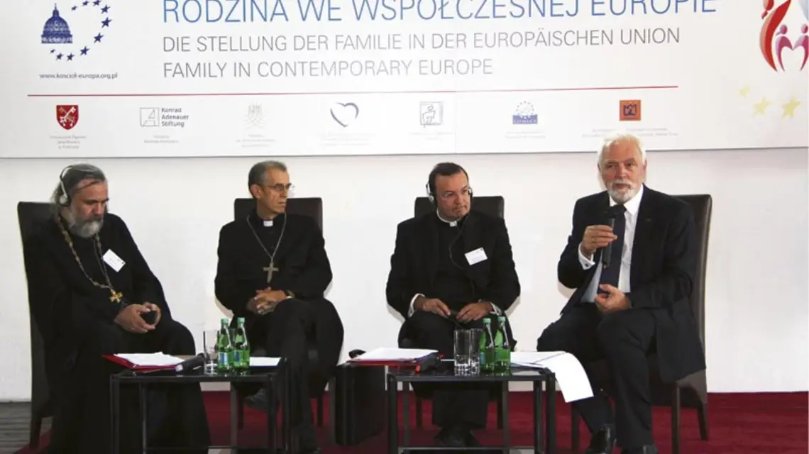 O znaczeniu rodziny z perspektywy chrześcijaństwa rozmawiają: O. Maksim Obuchow, bp Tadeusz Szurman i ks. Carlos Simón Vázquez. Debatę prowadzi Jan Olbrycht. / Fot. Krzysztof Babulewicz / FUNDACJA K. ADENAUERA