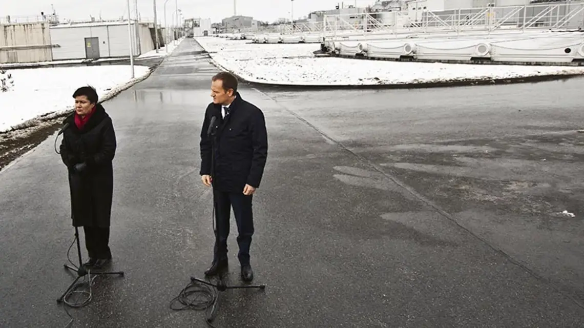 Prezydent Hanna Gronkiewicz-Waltz i premier Donald Tusk podczas otwarcia zmodernizowanej oczyszczalni ścieków „Czajka”. Warszawa, 22 marca 2013 r. / Fot. Krystian Dobuszyński / REPORTER