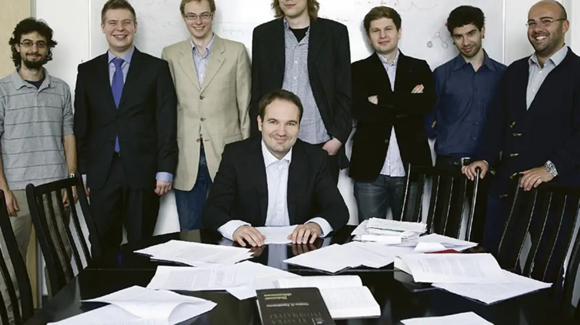 Dr hab. Stefan Dziembowski z zespołem. Instytut Informatyki Uniwersytetu Warszawskiego, czerwiec 2011 r. / Fot. Michał Jędrak / FNP