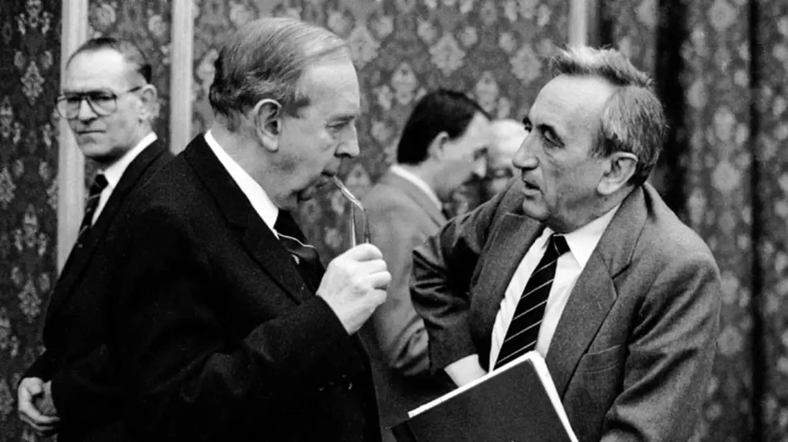 Solidarność mogła przyjmować różne apele, ale podejmować konkretne decyzje w polityce zagranicznej Polacy mogli dopiero od 1989 r., gdy premierem został Tadeusz Mazowiecki, a ministrem spraw zagranicznych Krzysztof Skubiszewski. Warszawa, 1989 r. / Fot. Leszek Lożyński / REPORTER