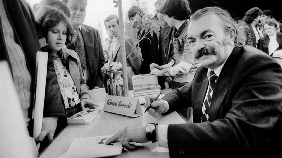 Edmund Niziurski podpisuje swoją książkę. Warszawa, lata 70. / Fot. Michał Kułakowski / REPORTER