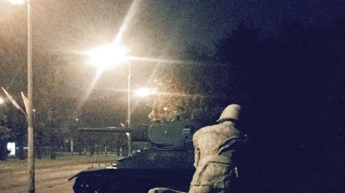 Gdańsk, noc z 12 na 13 października 2013 r.: pomnik „Komm, Frau” („Chodź, kobieto”) autorstwa Jerzego Bohdana Szumczyka, ustawiony przez autora przy pomocy przyjaciół. Po kilku godzinach pomnik usunęła policja. W tle czołg T-34. / Fot. Jerzy Bohdan Szumczyk