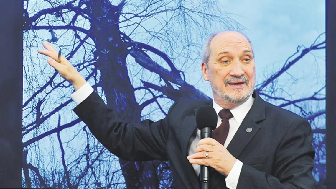 Antoni Macierewicz (PiS), przewodniczący „Parlamentarnego Zespołu ds. Zbadania Przyczyn Katastrofy Tu-154M z 10 kwietnia 2010 r.”, podczas konferencji prasowej. Warszawa, 17 października 2013 r. / Fot. Witold Rozbicki / REPORTER