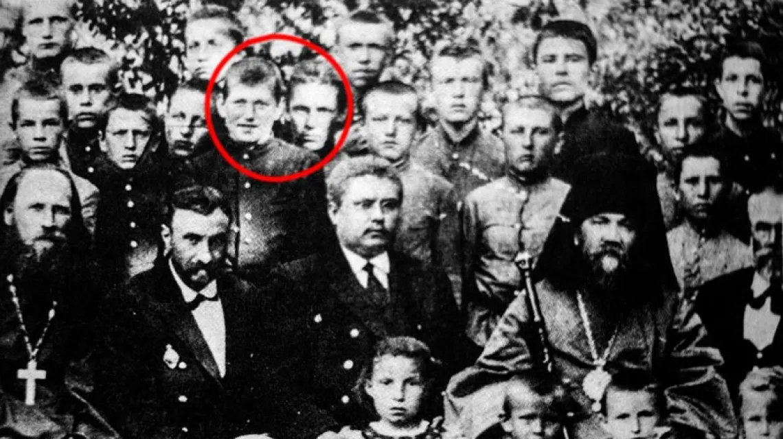 Fragment fotografii „Święto”, na której podobno w centrum siedzi Fiodor Kiereński,  nad jego prawym ramieniem stoi Lenin, a tuż za nim jego brat Aleksander. / Fot. photochronograph.ru