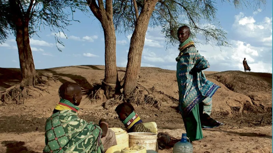 Poszukiwanie wody. Turkana, południowy region Kenii, lipiec 2010 r. / Fot. Gwenn Dubourthoumieu / EYEVINE/ EAST NEWS