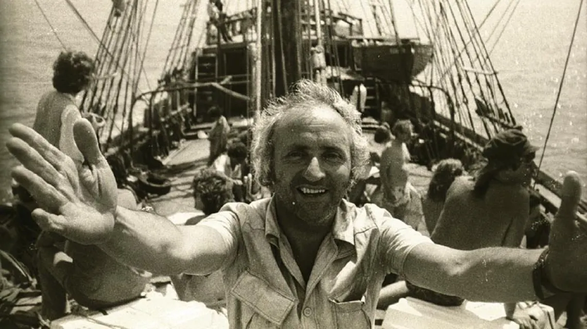 Richard Demarco na pokładzie „Marques”, okrętu którym podróżowali uczestnicy Edinburgh Arts, 1979 r. / 