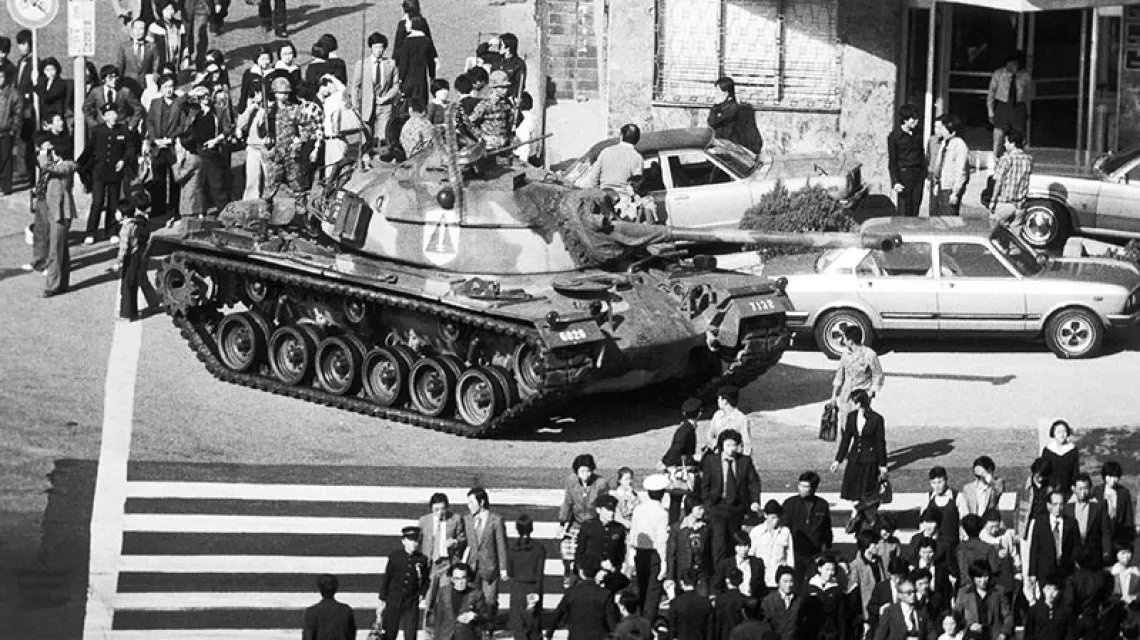Stan wojenny po śmierci prezydenta Parka Chung-hee. Korea Południowa, Seul, 27 października 1979 r. / Fot. Kim Chon-Kil / AP/ EAST NEWS