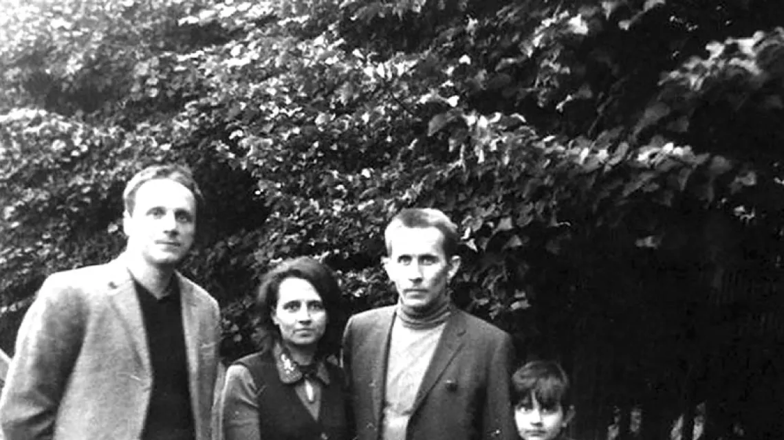 Stefan Niesiołowski (po lewej) dzień po wyjściu z więzienia. Towarzyszą mu Andrzej Czuma z żoną Urszulą i synem, wrzesień 1974 r. / Fot. ARCHIWUM ANDRZEJA CZUMY