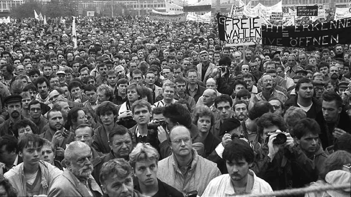 Alexanderplatz, Berlin Wschodni, 4 listopada 1989 r. Największy protest w historii NRD – na wezwanie wschodnio-berlińskich aktorów i opozycyjnego ruchu Nowe Forum (Neues Forum) przyszło ponad pół miliona ludzi. / Fot. Karolina Sekuła dla TP